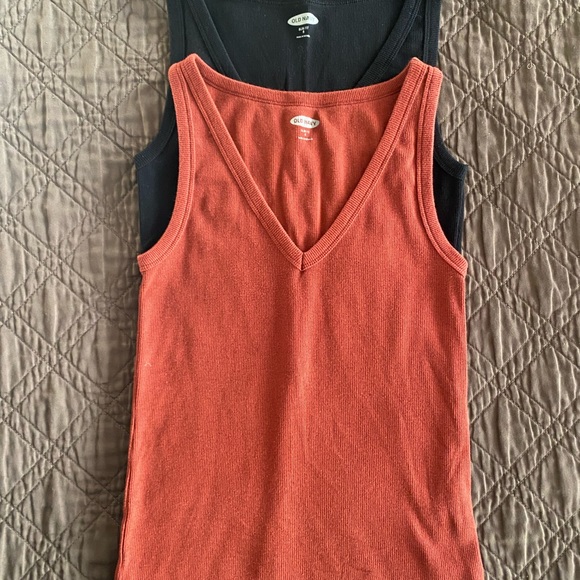 Old Navy v-neck ribbed tank tops in Small - Picture 3 of 3